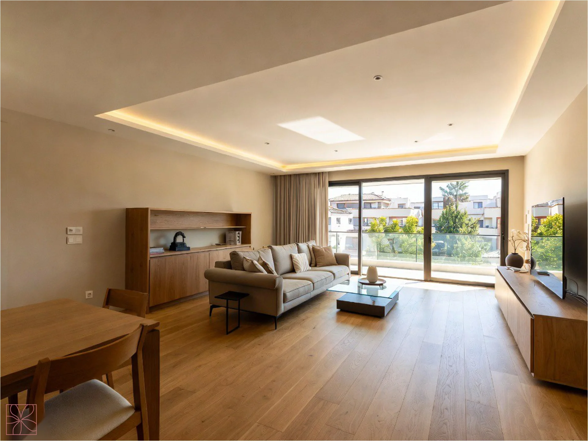 Salón de diseño interior cálido con mobiliario a medida en Madrid