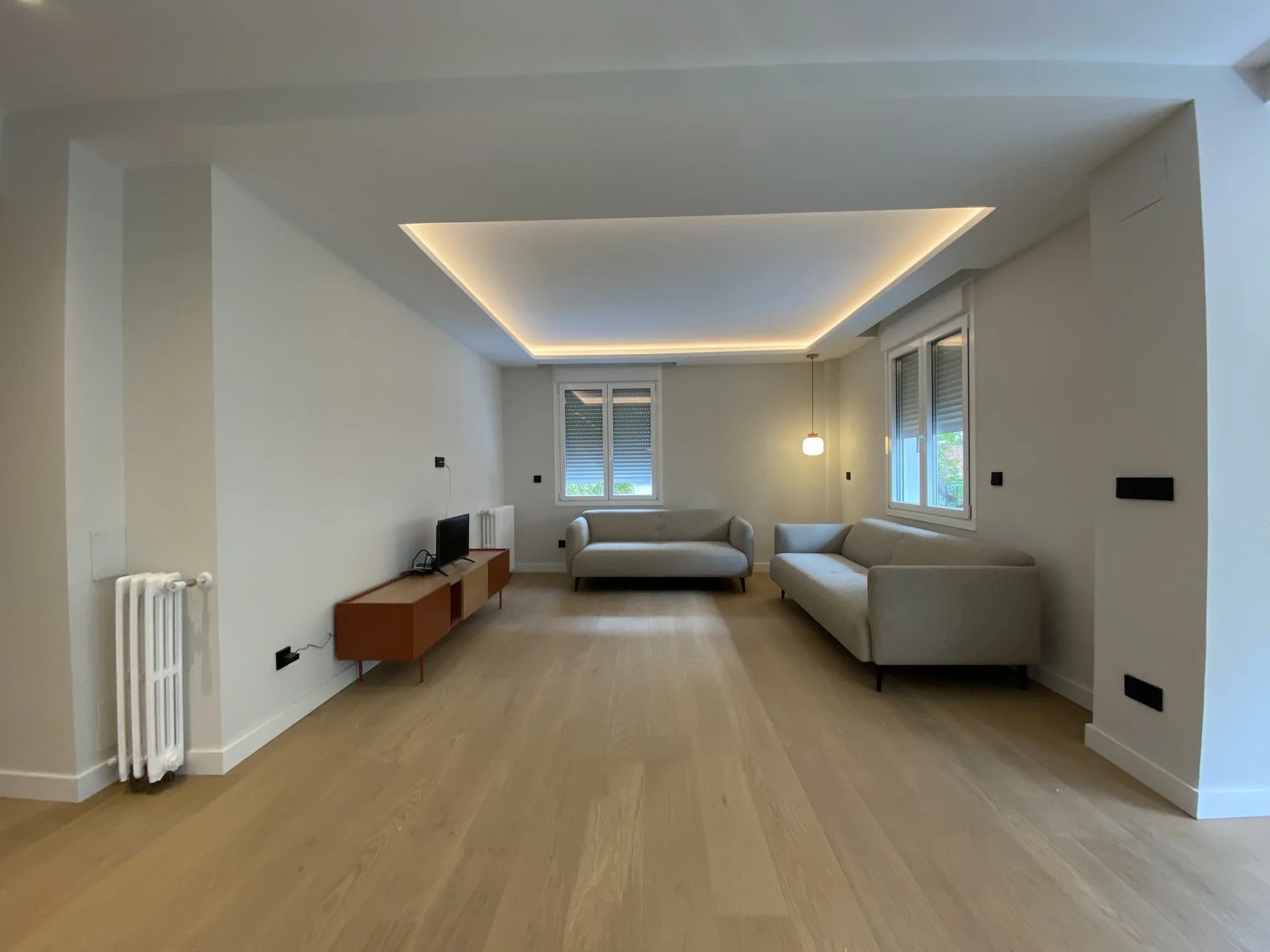 Salón diáfano tras una reforma integral en una vivienda de Madrid